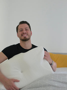 Utilisatrice heureuse avec l’oreiller Novéa