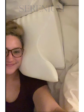 Oreiller ergonomique Novéa sur un lit