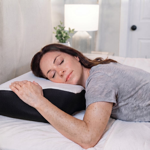Femme dormant sur le ventre sur l'oreiller Serena
